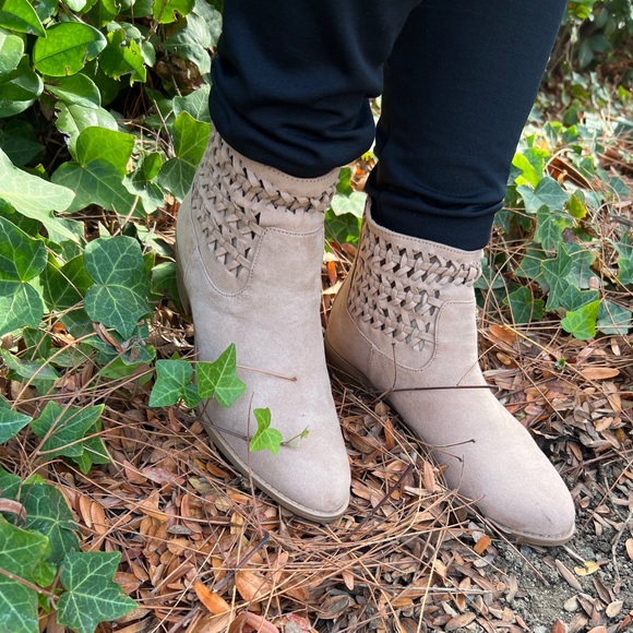New beautiful braided tan bootie - Picture 7 of 9